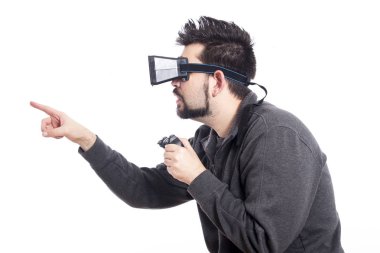 VR gözlük takan ve oyun joystick kullanarak bir oyun adam 