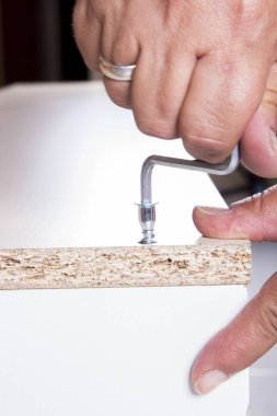 altıgen aracını kullanarak ve ahşap tahta sabitleme kişinin görüntüsü kırpılmış 