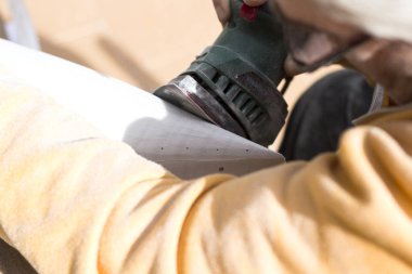 makine zımpara ile tekne yüzey parlatma adamın kısmi görünümü