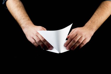 Erkek el origami kağıt uçak yapma resim kırpılmış