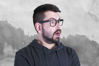 hayret adam gözlüklü portresi 