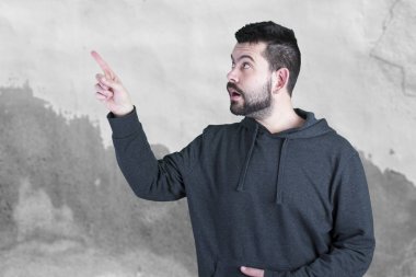 Beyaz adam gri duvar sol tarafta parmak işaret şaşırttı 