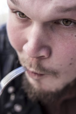 Gündüz sakallı genç adam yüzüne closeup