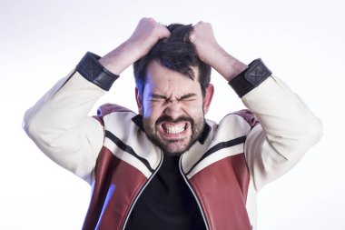 kızgın beyaz sakallı adam dışarı çekerek saç