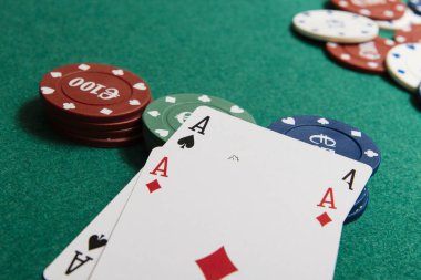 yeşil casino masa kartları ve patates kızartması ile
