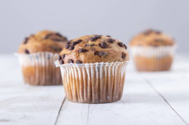 Ev yapımı çikolatalı top kek cupcake bardak