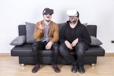 Vr gözlük ve kanepe üzerinde oturan iki adam