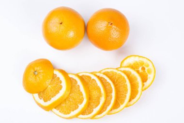 turuncu meyveler, bütün ve portakal dilimleri
