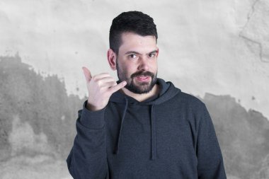 Beyaz adam el telefon görüşmesi ile el hareketi