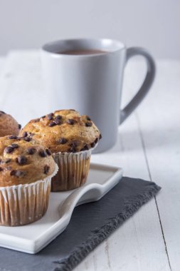 kakao tabloyla iç Kupası ve lezzetli kek plaka, sabah kahvaltı 