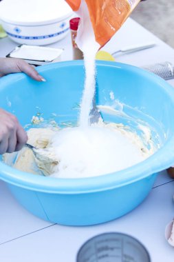 mavi küveti hamur hazırlama ve şeker dökme insanlar 