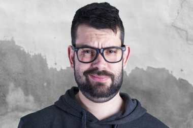 bir adam, siyah gözlüklü adam portresi mutsuz yüz 