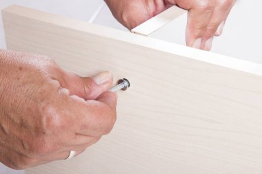 marangoz ahşap masa tahta kısayollarımı tornavida aracını kullanarak 