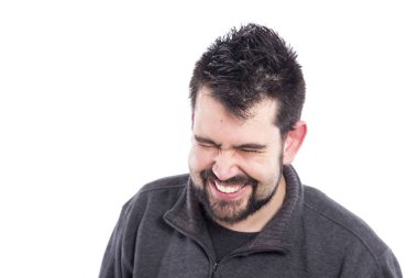 Beyaz adam giyen gri kazak gülüyor ve Studio beyaz arka plan ile poz 