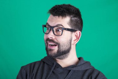 yeşil arka plan uzakta seyir mutlu adam portresi 