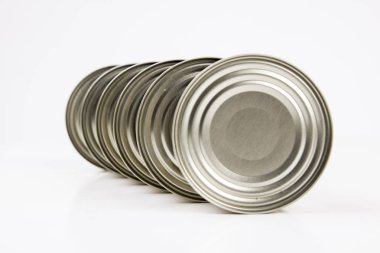 satır satır kapalı alüminyum kutular, Conserved balık Studio izole üzerinde beyaz kutu 