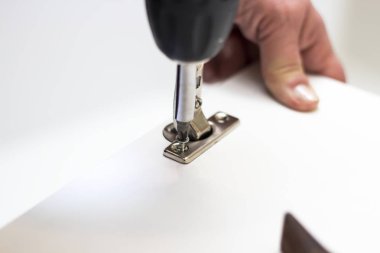 Kapıyı tamir ederken Tornavida Aracı kullanan kişi marangoz 