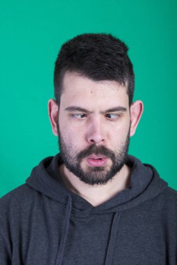 komik surat eğik gözlü budala adam portresi