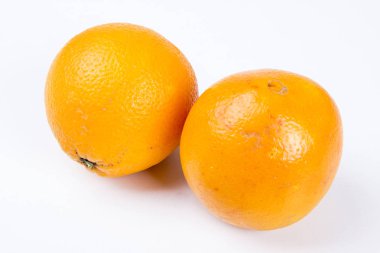 Stüdyo iki kadeh bütün turuncu meyveler yuvarlak
