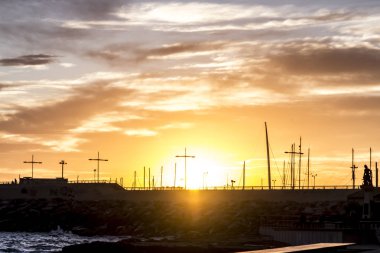 deniz Plajı'nda sarı güzel akşam günbatımı gökyüzü 