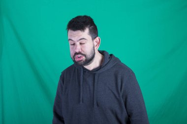 komik adam yüzü kapalı gözler, kapüşonlu ve yeşil arka planı poz kişi 