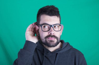 dinleme adam, yeşil arka plana karşı ayakta 