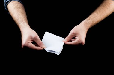 Erkek el origami kağıt uçak yapma resim kırpılmış