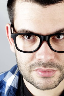 siyah gözlüklü adam portresi kapatın 