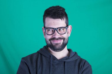 yeşil arka plana karşı utangaç mutlu adam portresi 