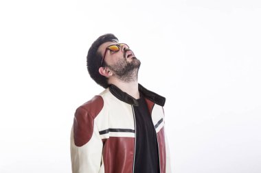 Studio poz ve ararken deri ceket ve güneş gözlük, şık beyaz sakallı serin adam 