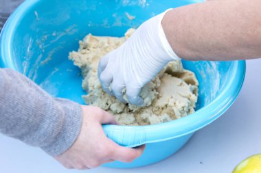 mavi plastik küveti hamur hazırlama kişinin yakın çekim