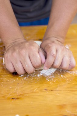 Şef hazırlanıyor hamur el ile mutfak masasında yakın çekim