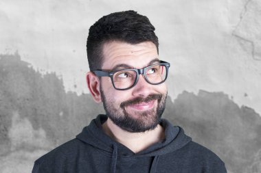 Gözlük takan ve uzağa bakarak gülümseyen adam portresi