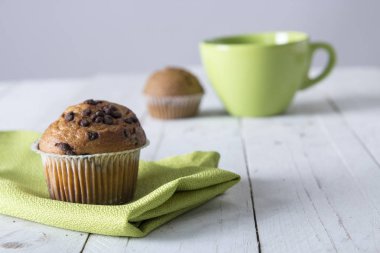 yeşil peçete, kupa ve lezzetli kek, sabah kahvaltı ile tablo 