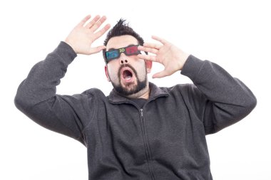 3D gözlük takan bakan adam 