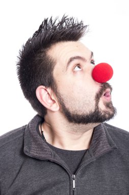 studio poz palyaço burunlu şaşırmış adam 