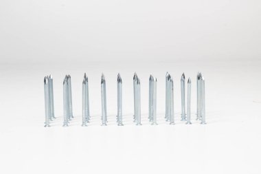 Metalik çelik satır üzerinde beyaz izole pimleri tırmanıştır 