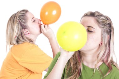 Renkli balon üfleme genç kadın portresi