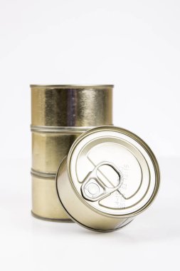 Kapalı Alüminyum kutular, Conserved balık yığını Studio izole üzerinde beyaz kutu 