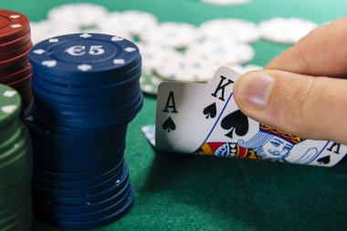 yeşil casino masa kartları ile görüntü erkek eli kırpılmış 