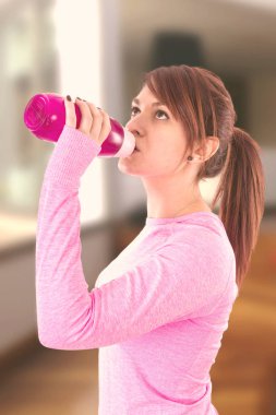 Kız içme suyu spor giyiyor sonra pembe gömlek