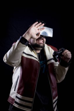 VR gözlük takan ve karanlıkta oyun joystick kullanarak bir oyun adam korkuttu 