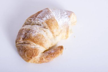 Pudra şekeri, kopya alanı beyaz yüzey ile pişmiş kruvasan