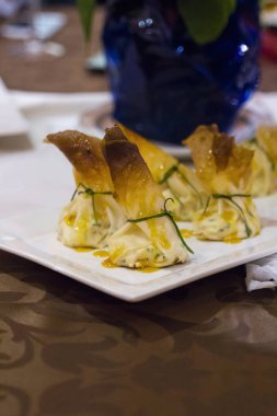 Beyaz tabak başlayanlar kadar dolu closeup