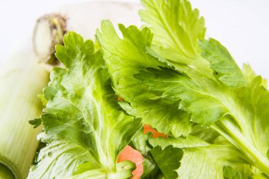 Beyaz arka planda taze sebzeler