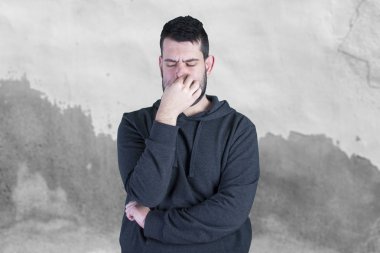 değil sniff burun kapsayan sakallı beyaz adam