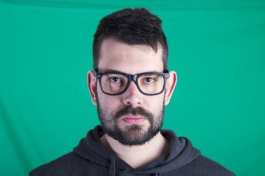 yeşil duvar karşı ciddi düşünceli insan portresi 