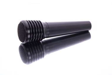 yansıması ile ayna yüzeyinde siyah mikrofon