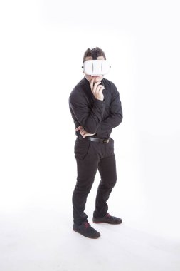 tam uzunlukta bir oyun adam beyaz arka plan üzerinde izole vr gözlüklü 