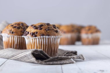 peçete tablo üzerinde kahverengi top kek 